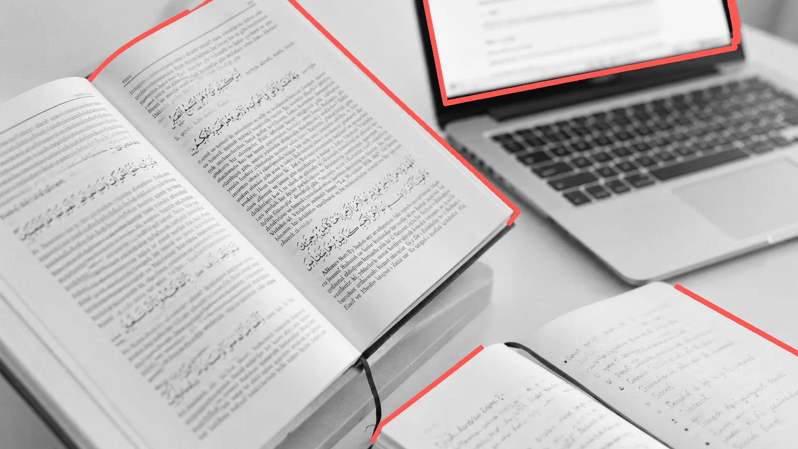 Открытая книга, записи и ноутбук; редакционная иллюстрация, не объект клиента