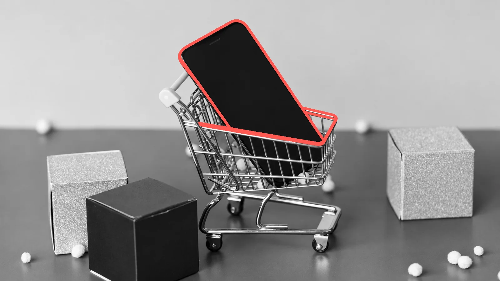 Смартфон в миниатюрной магазинной тележке; редакционная иллюстрация, не объект клиента